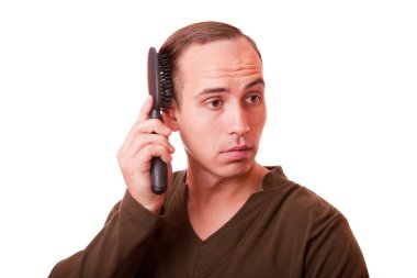 genç adam beyaz bir arka plan saç tarama