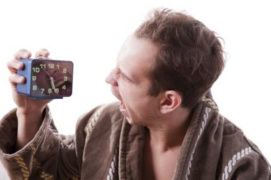 çalar saat sabahın erken saatlerinde bağırarak uykulu kızgın adam. 