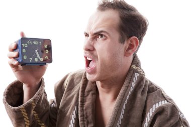 çalar saat sabahın erken saatlerinde bağırarak uykulu kızgın adam. 