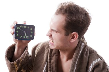 çalar saat sabahın erken saatlerinde bağırarak uykulu kızgın adam. 