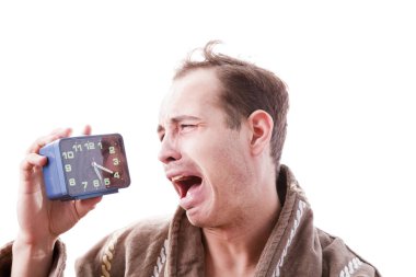 uykulu adam sabah erken çalar saat ile el içinde ağlıyor.