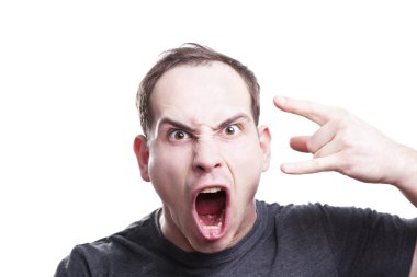 kızgın genç adam bağırıyor ve rock'n roll el işaretleri gösteriyor