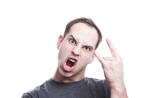 Wütend schreit der junge Mann und zeigt Handzeichen — Stockfoto