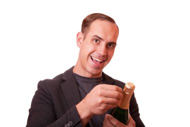 bir şişe şampanya ve beyaz bir arka planda tutan adam