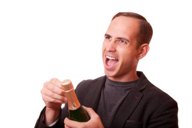 bir şişe şampanya ve beyaz bir arka planda tutan adam