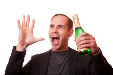 bir şişe şampanya ve beyaz bir arka planda tutan adam