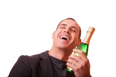 bir şişe şampanya beyaz bir arka plan ile genç adam