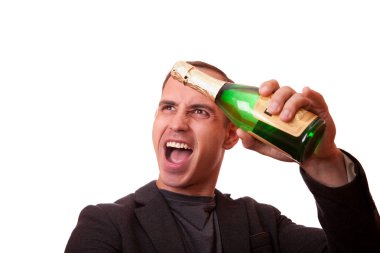 bir şişe şampanya beyaz bir arka plan ile genç adam