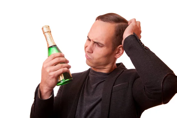 シャンパンと白背景の瓶を持って男 — ストック写真