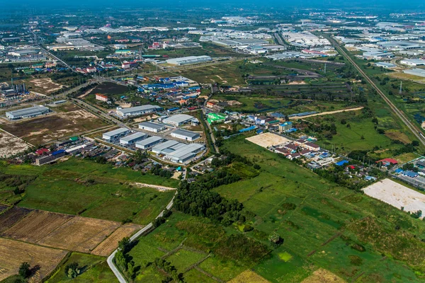 Terrenos agrícolas e construção em propriedade industrial — Fotografia de Stock