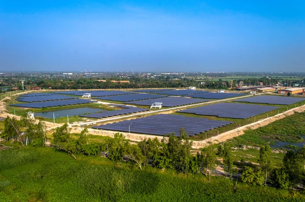 Paneles solares granja solar aérea desde el aire — Foto de Stock