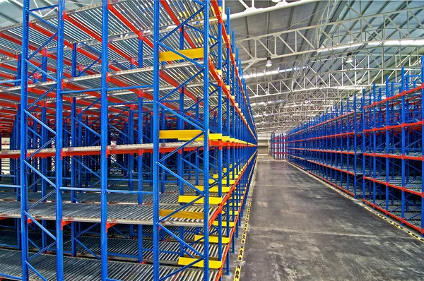Sistema de estantes de paletes de armazenamento para distribuição — Fotografia de Stock