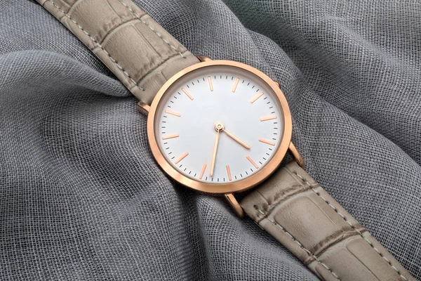 Reloj de pulsera sobre fondo de seda gris — Foto de Stock