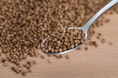 Organik kişniş tohumu ahşap kesme tahtaları üzerinde