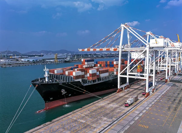 Buque de carga cargando carga en el barco en puerto aéreo Vista — Foto de Stock