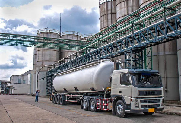 Camion, nave cisterna pericolo consegna petrolchimica — Foto Stock