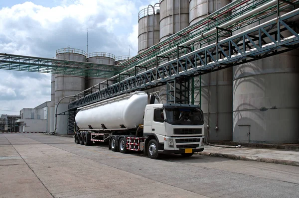 Caminhão, produto químico do perigo da entrega do petroleiro na planta petroquímica — Fotografia de Stock