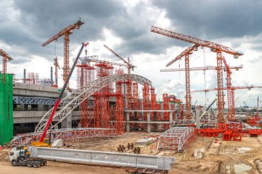 Otoyol ve Skytrain sitede a çalışma İnşaat vinçleri