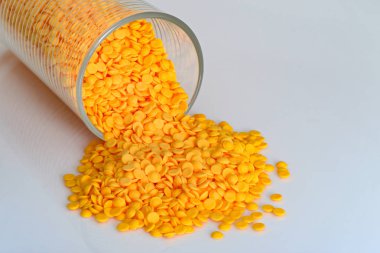 Plastik, polipropilen boncuklar, beyaz renk arka plan üzerinde granül.