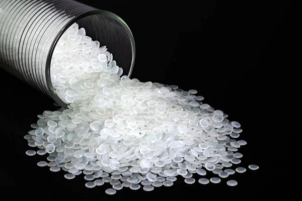 Endüstriyel beyaz plastik boncuklar, siyah arka plan üzerine granül.