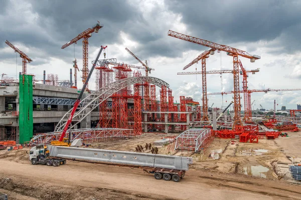 Asya otoyol inşaat sitesinde Vinçler