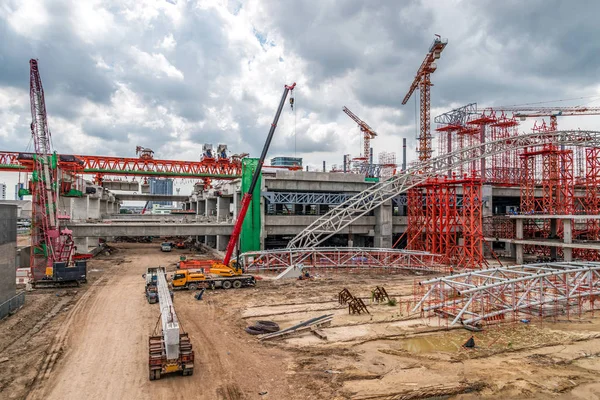 Otoyol ve Skytrain sitede a çalışma İnşaat vinçleri