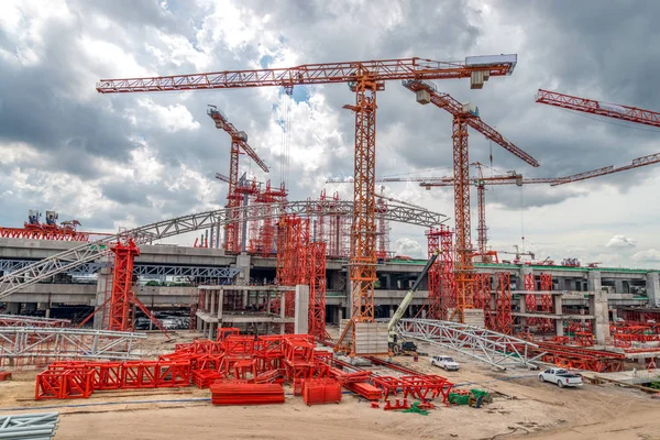 Industriekräne auf dem Bau einer Schnellstraße in Asien Stockbild