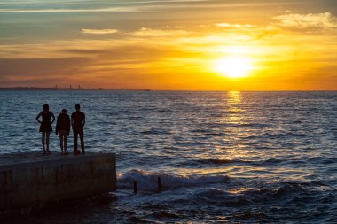 Denizde şafak siluetleri