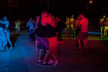Gece sokak dansı