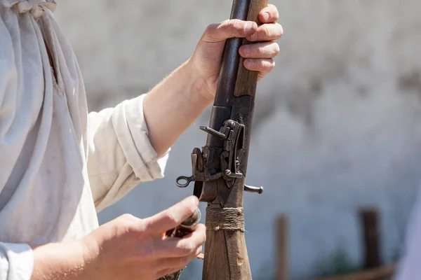 Antyczne pistolet w ręku — Zdjęcie stockowe