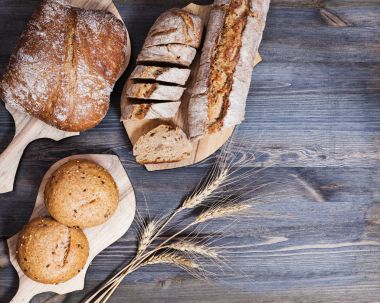 Doğrama tahtaları ve buğday kulakları üzerinde ekmek