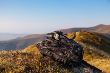 Dağlar arka plan kameraya