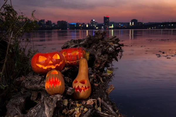 La calabaza de halloween con los ojos ardientes —  Fotos de Stock