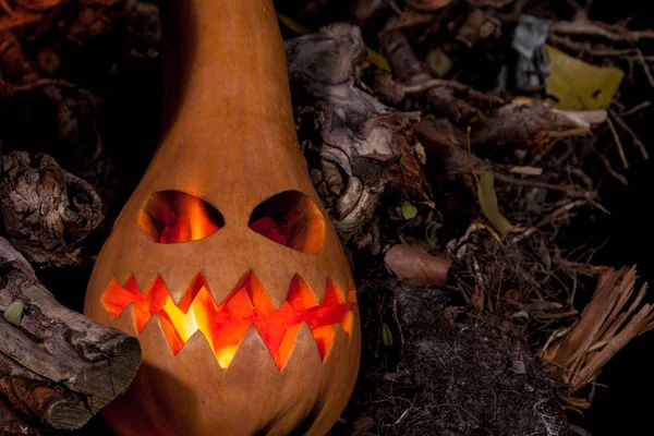 La calabaza de halloween con los ojos ardientes —  Fotos de Stock