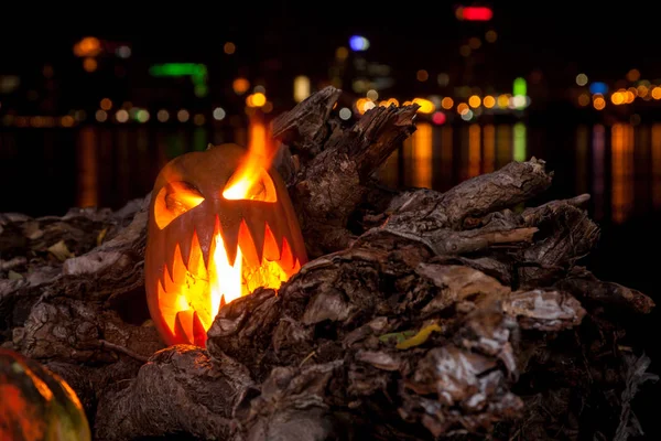 La calabaza de halloween con los ojos ardientes —  Fotos de Stock
