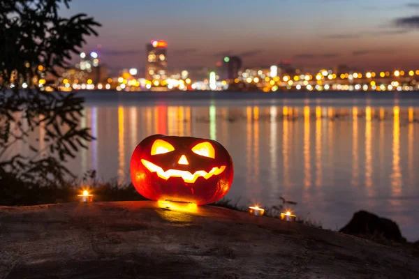 La calabaza de halloween en la ciudad de la noche —  Fotos de Stock