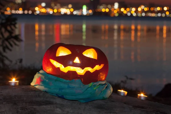 La calabaza de halloween en la ciudad de la noche —  Fotos de Stock