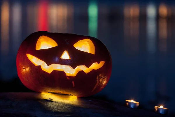 La calabaza de halloween en la ciudad de la noche —  Fotos de Stock