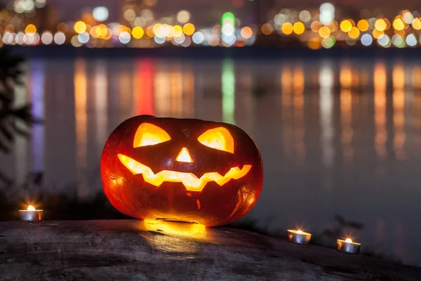 La calabaza de halloween en la ciudad de la noche —  Fotos de Stock