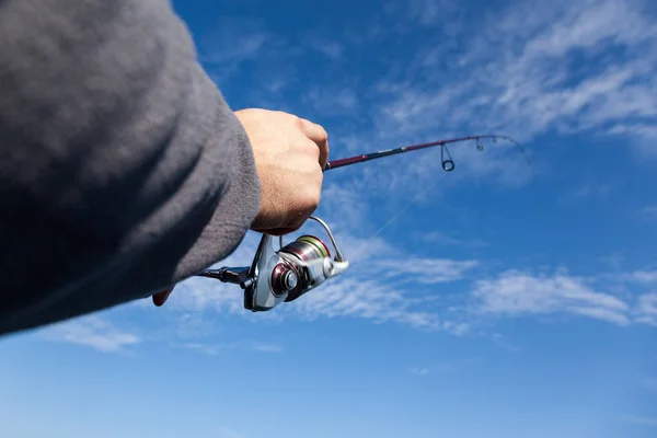 Bir iplik makara holding balıkçı eller