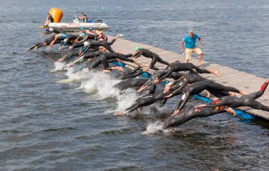 Grup adam suya atlama