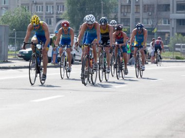 Triatlet bisiklet üzerinde bir grup