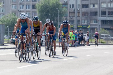 Triatlet bisiklet üzerinde bir grup