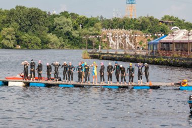 Grup kadın suya atlamak için hazır