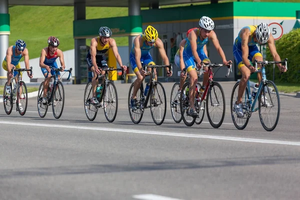 Μια ομάδα triathlete για ποδήλατα — Φωτογραφία Αρχείου