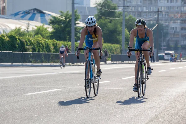 Een groep vrouwen op de fiets — Stockfoto