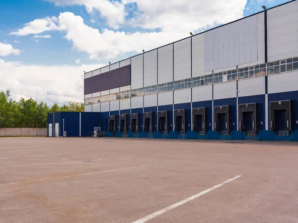 Büyük endüstriyel depo binası