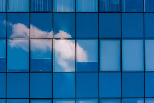 Bulutlar bir gökdelen Windows'da yansıyan