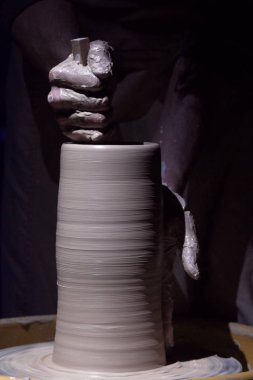 Bir çömlekçinin elleri