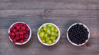 Ahududu, üzüm, kuş üzümü ile plakalar kompozisyon